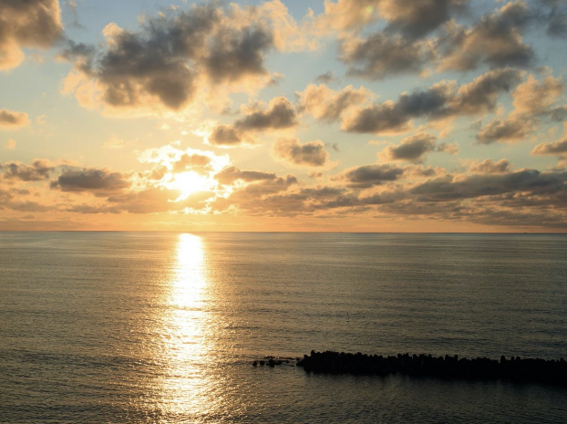 The Glimmering Horizon